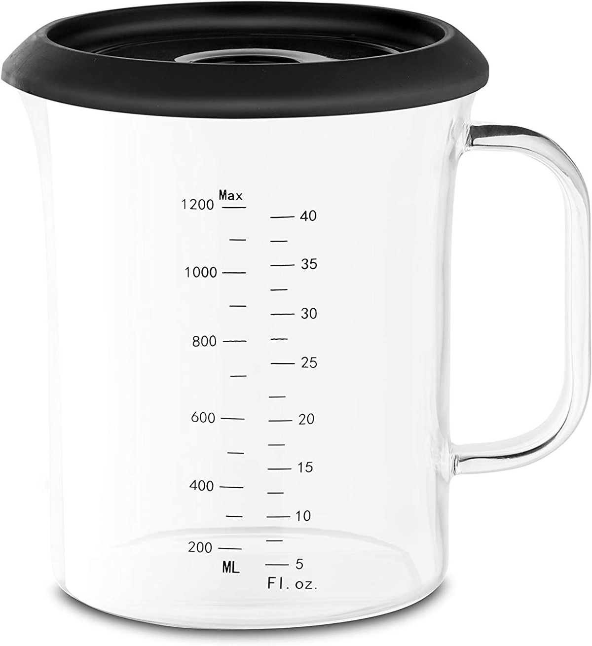 Un vaso medidor transparente con tapa negra, que muestra marcas de volumen en ml y fl. oz.