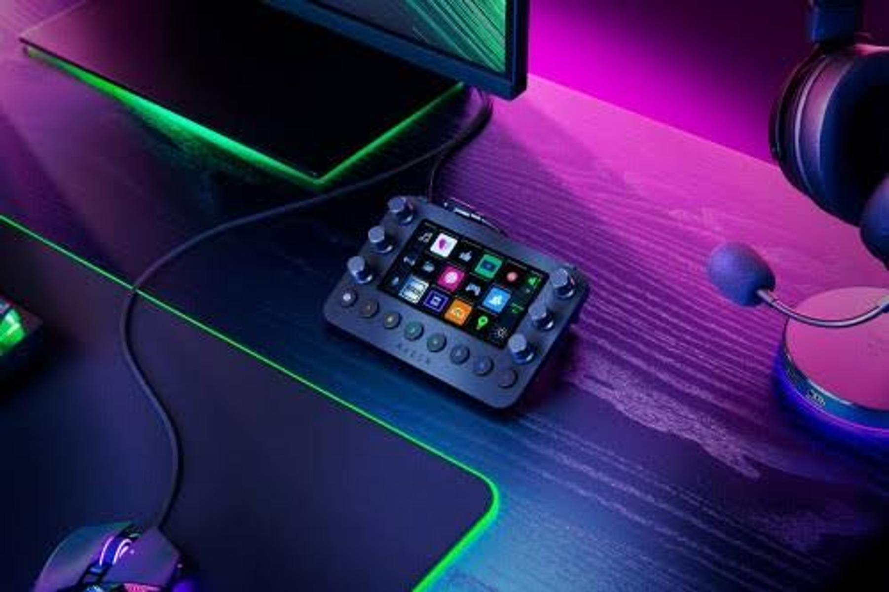 Configuración de juego con panel de control Razer, teclado y auriculares.