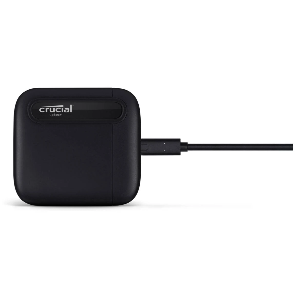 Czarny przenośny dysk SSD Crucial z podłączonym czarnym kablem. Białe tło.