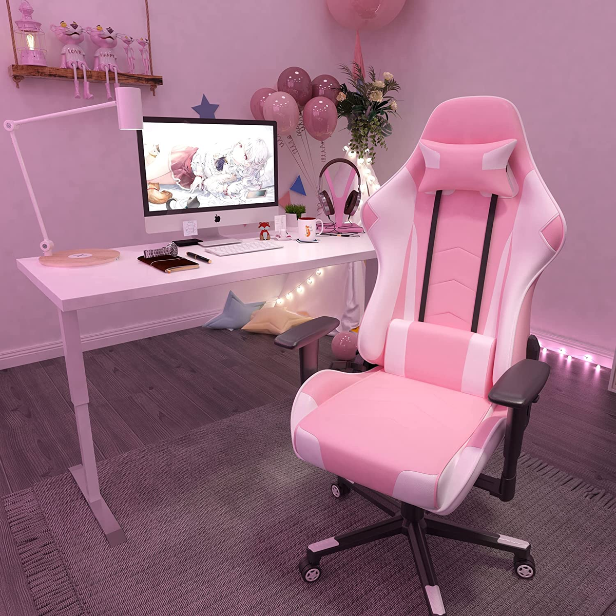 Pinkfarbener Gaming-Stuhl in einem rosa Zimmer mit Computer-Setup.