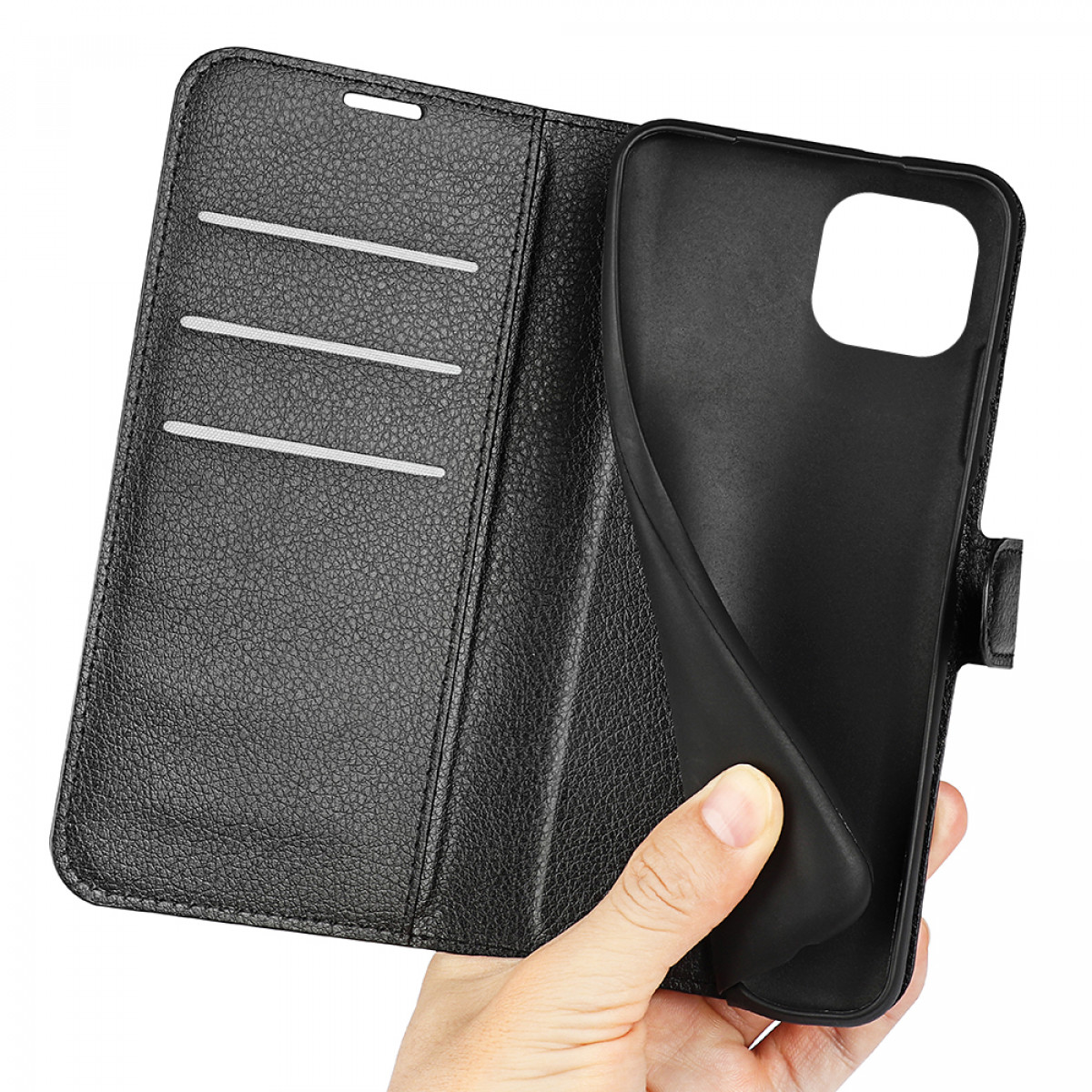 Hand, die eine offene schwarze Leder-Handyhülle mit Kartenfächern hält und den Telefonhalter freilegt.