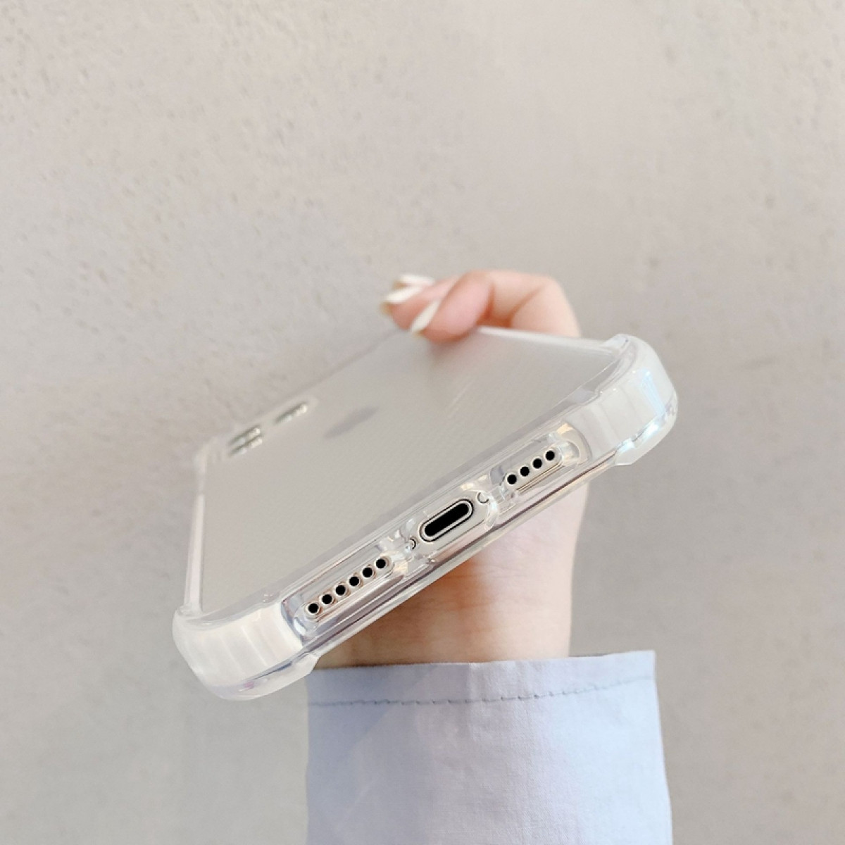 Eine Hand hält eine transparente Handyhülle. Die Seite der Handyhülle ist sichtbar.