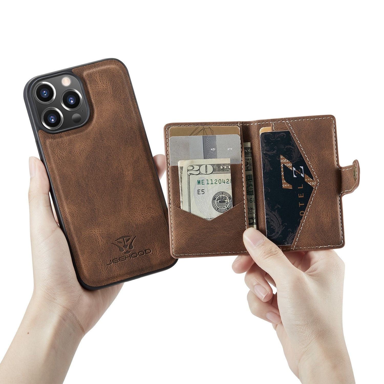 Eine Handyhülle und eine Geldbörse mit Karten und Bargeld neben einem Telefon.