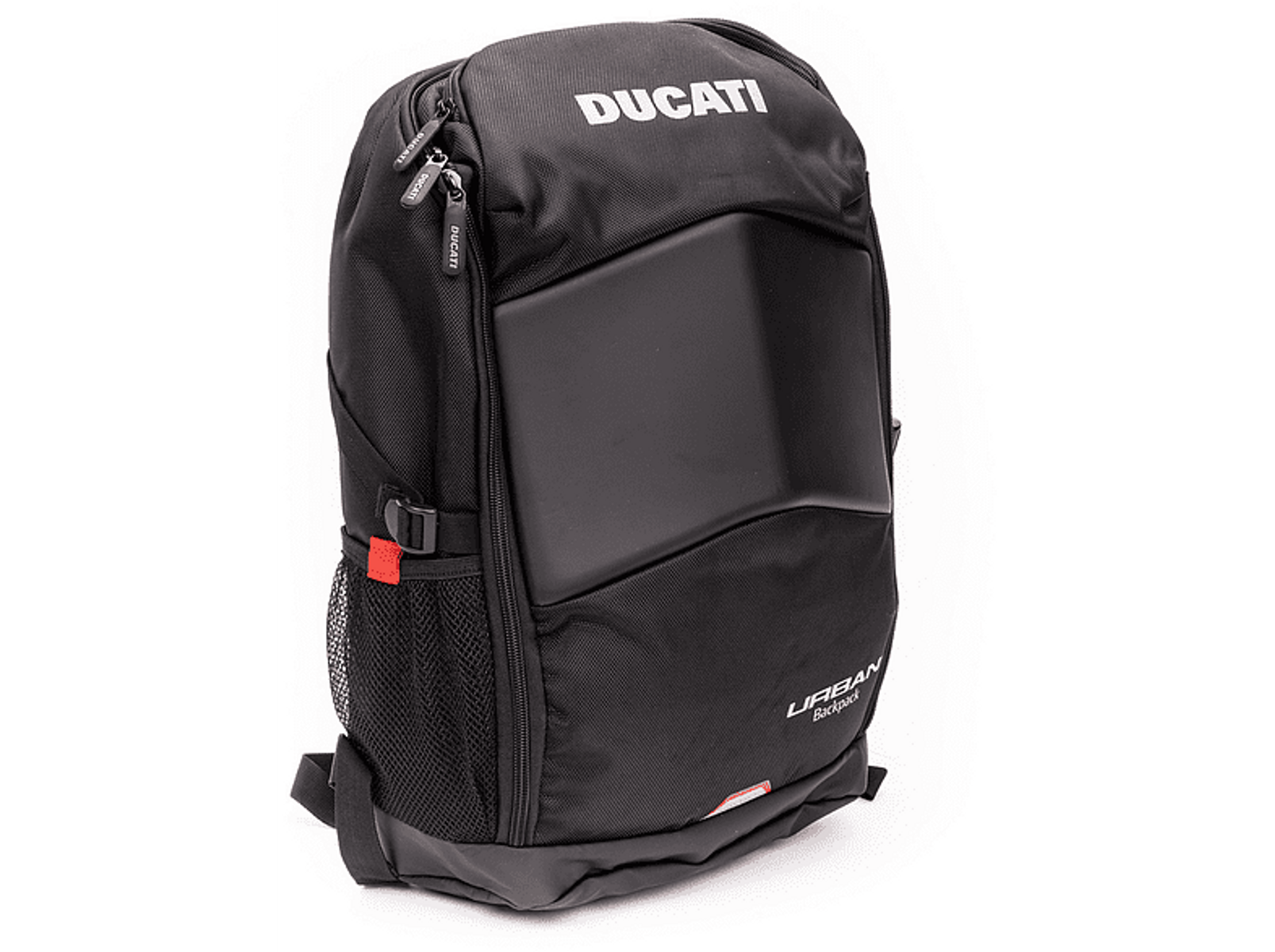 Czarny plecak Ducati Urban z białym logo Ducati, widok z boku. Czerwony akcent i kieszeń z siatki.