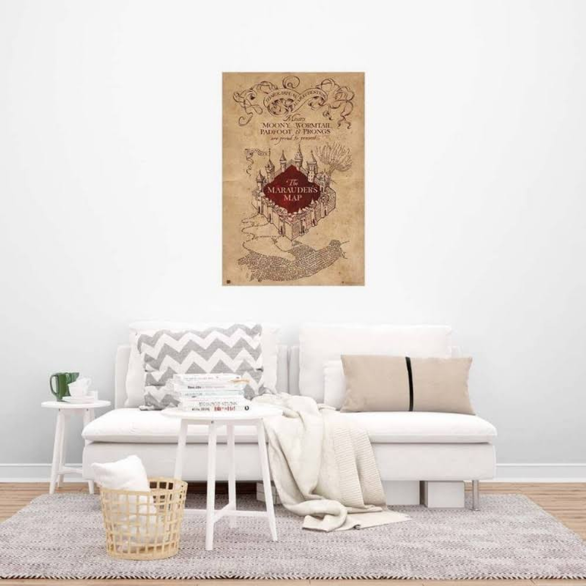 El Mapa del Merodeador, un póster en forma de pergamino, cuelga sobre un sofá blanco con almohadas y una alfombra.