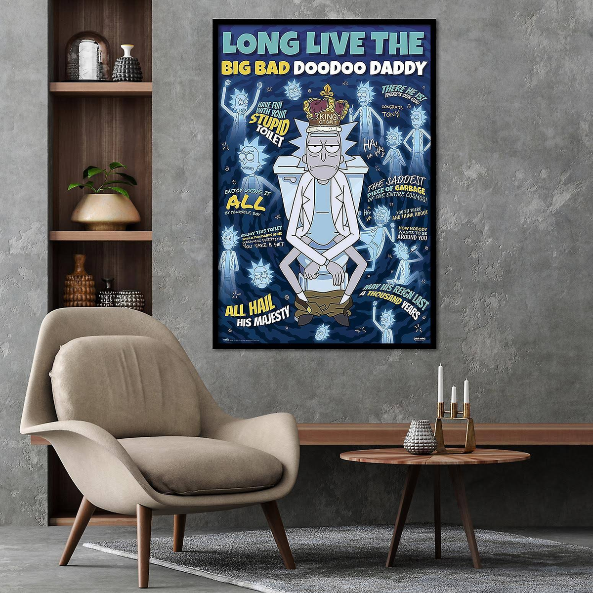 Póster de Rick y Morty en una pared, junto a una silla y una mesa auxiliar.