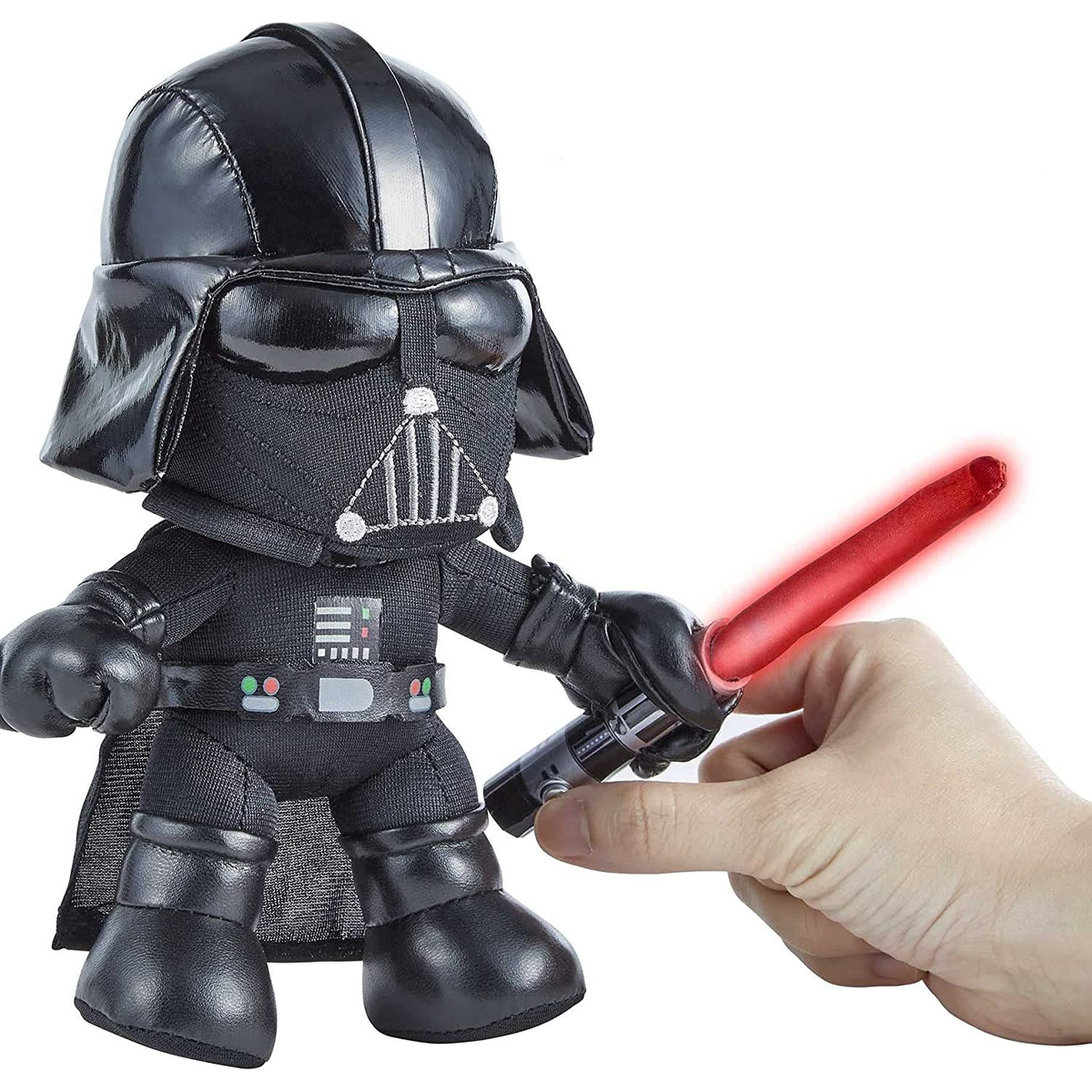 Peluche de Darth Vader sosteniendo un sable de luz rojo. Una mano sostiene el sable de luz.