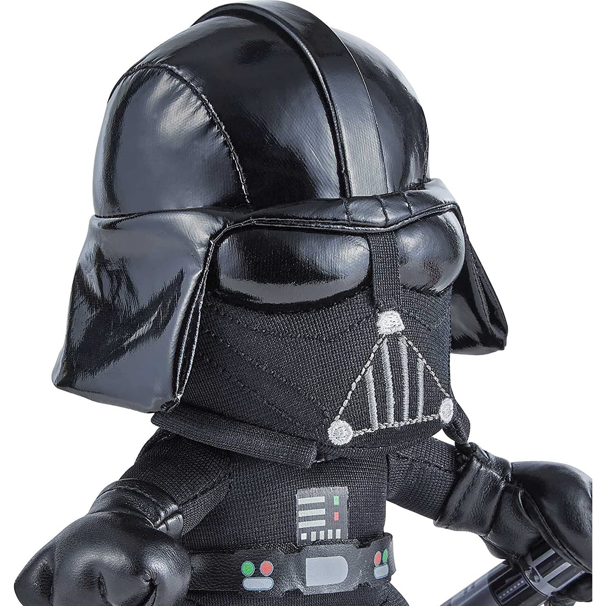 Peluche de Darth Vader. Casco, máscara y traje negros. Fondo blanco, primer plano.