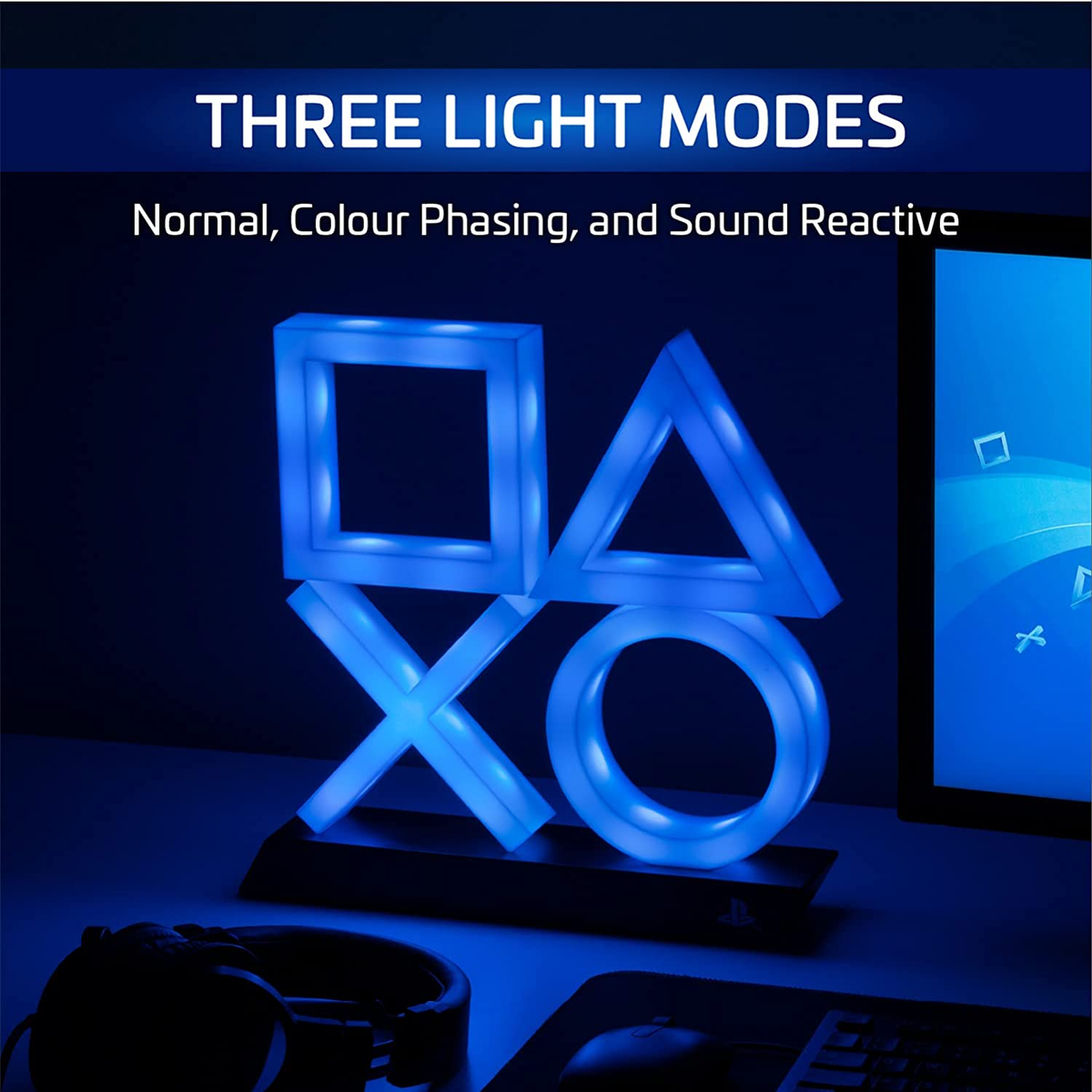 Beleuchtetes PlayStation-Logo in einem dunklen Raum, mit drei Lichtmodi auf einem Schreibtisch. Kopfhörer links.