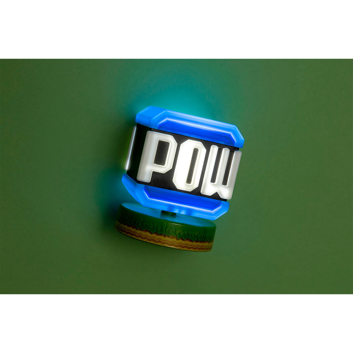 POW!-Schild auf grünem Sockel. Blaue Neonlichter um das Schild. Der Hintergrund ist grün.