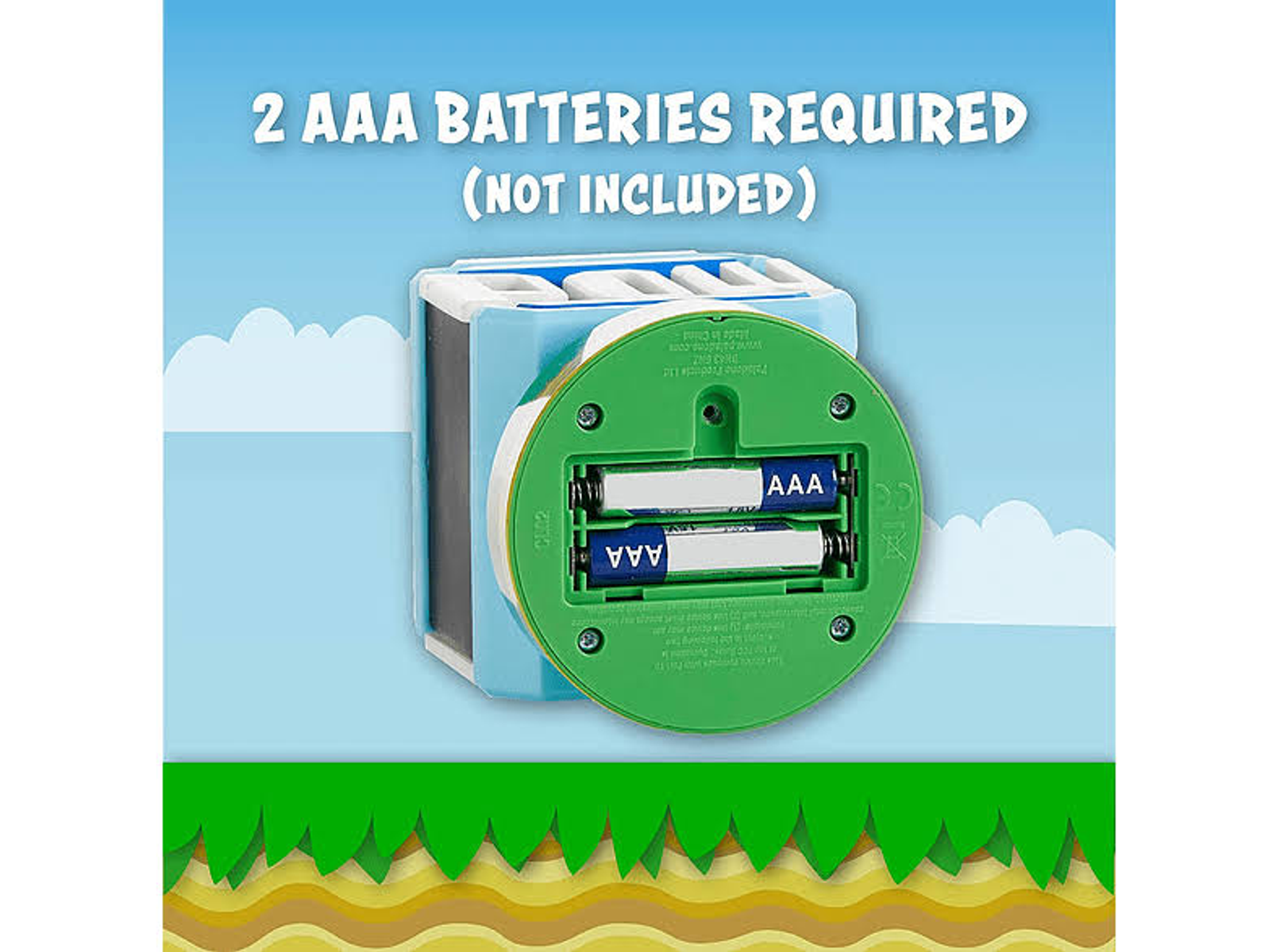 Die Unterseite eines hellblauen Spielzeugs mit zwei eingelegten AA-Batterien.