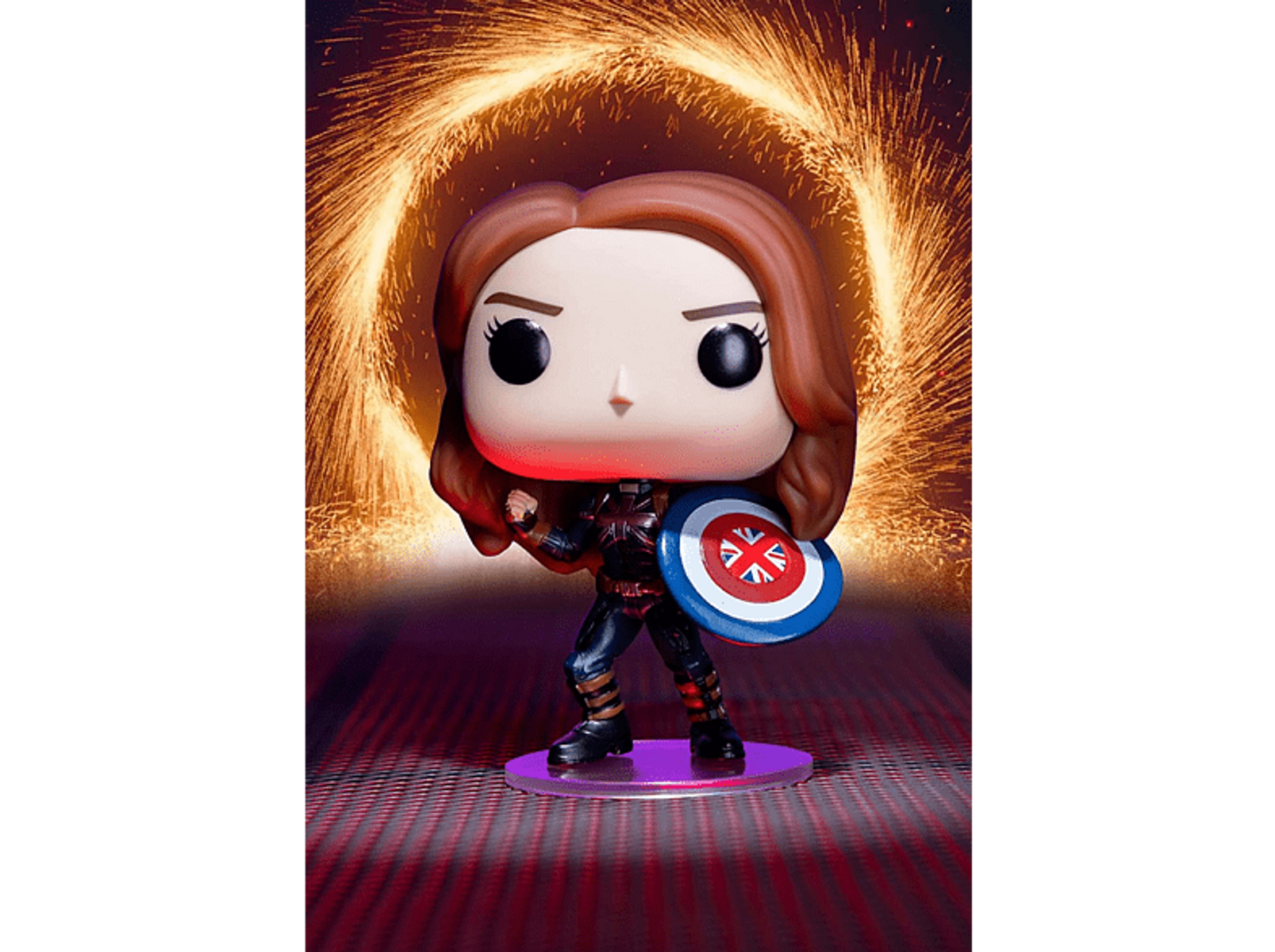 Funko Pop di Captain Carter con uno scudo. È in piedi di fronte a un portale.