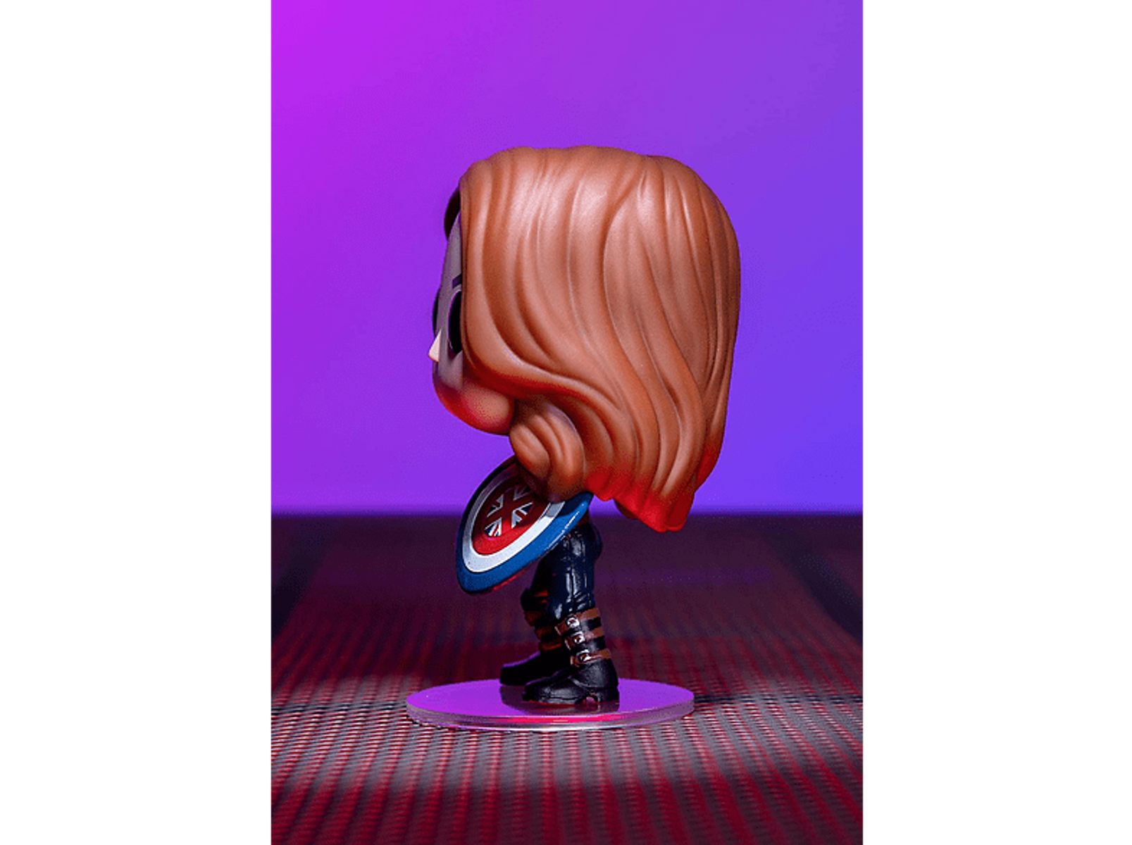 Vista laterale di un personaggio Funko Pop di Capitan America. Ha uno scudo e capelli castani.