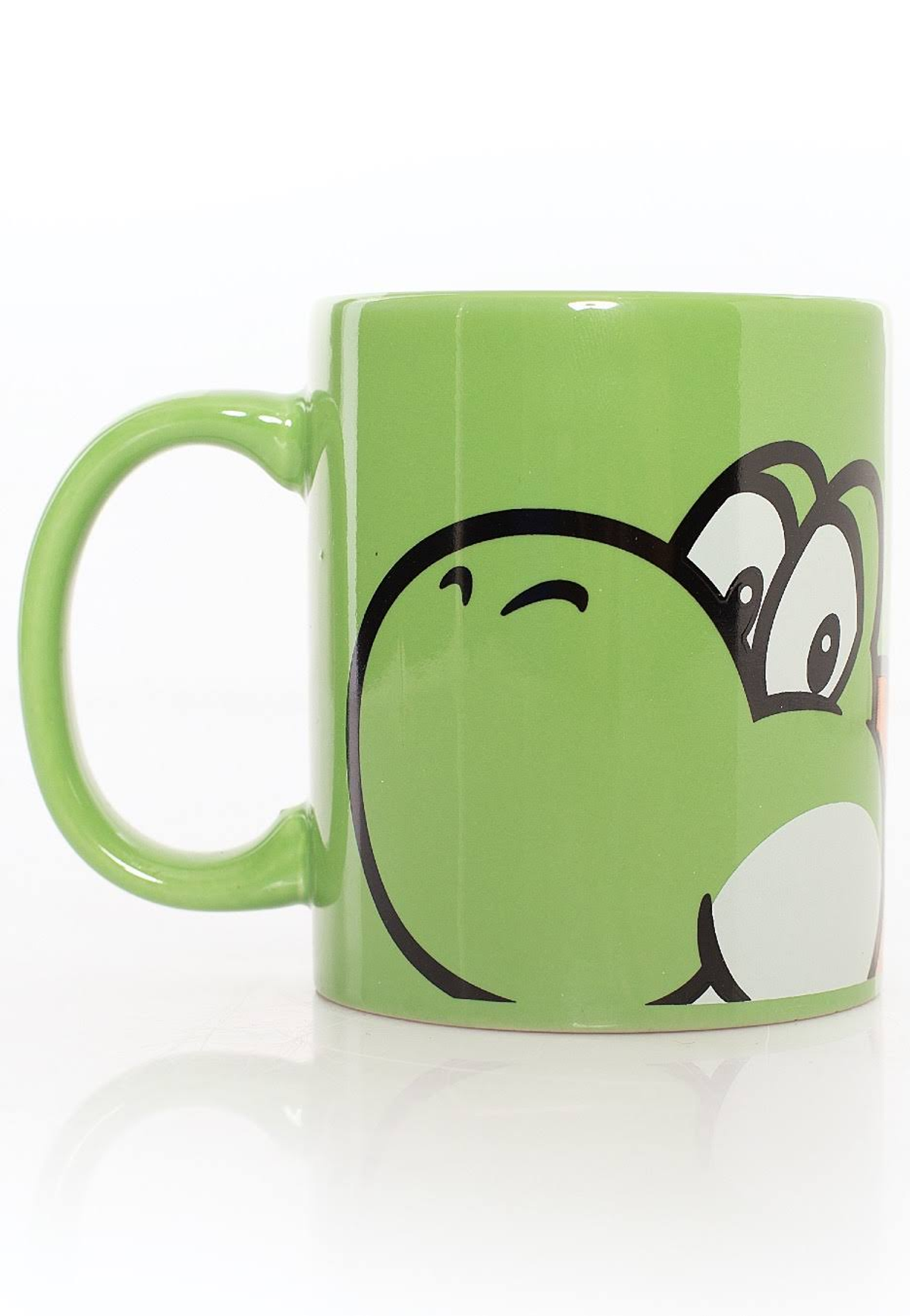 Taza verde de Yoshi. La cara de Yoshi en el frente. Fondo blanco.