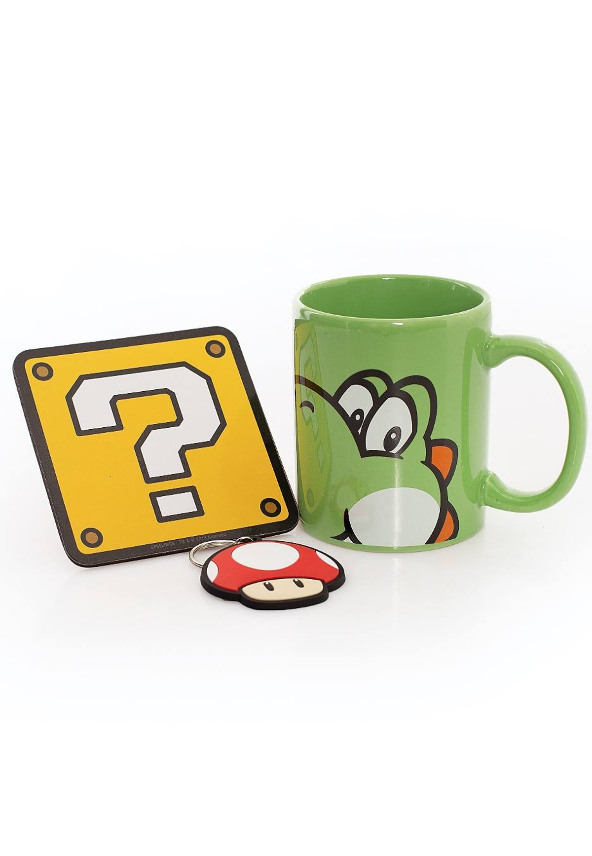 Juego de una taza verde de Yoshi, un posavasos amarillo de signo de interrogación y un llavero de hongo rojo.