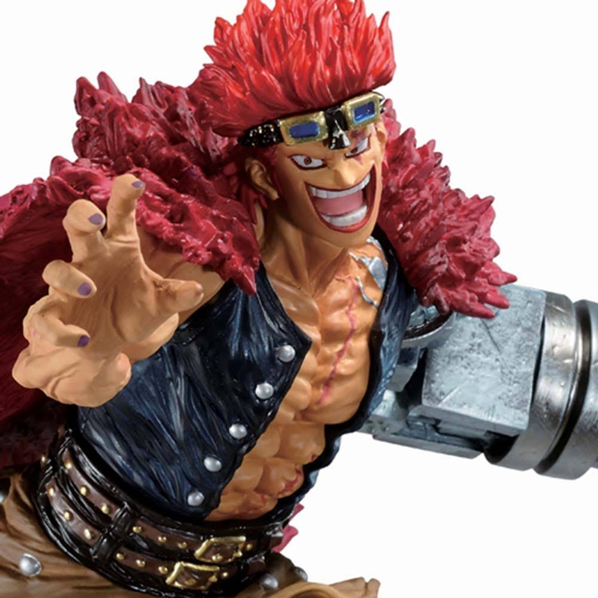 Figura de un personaje de manga con pelo rojo, brazo cibernético y cicatriz. Fondo blanco.