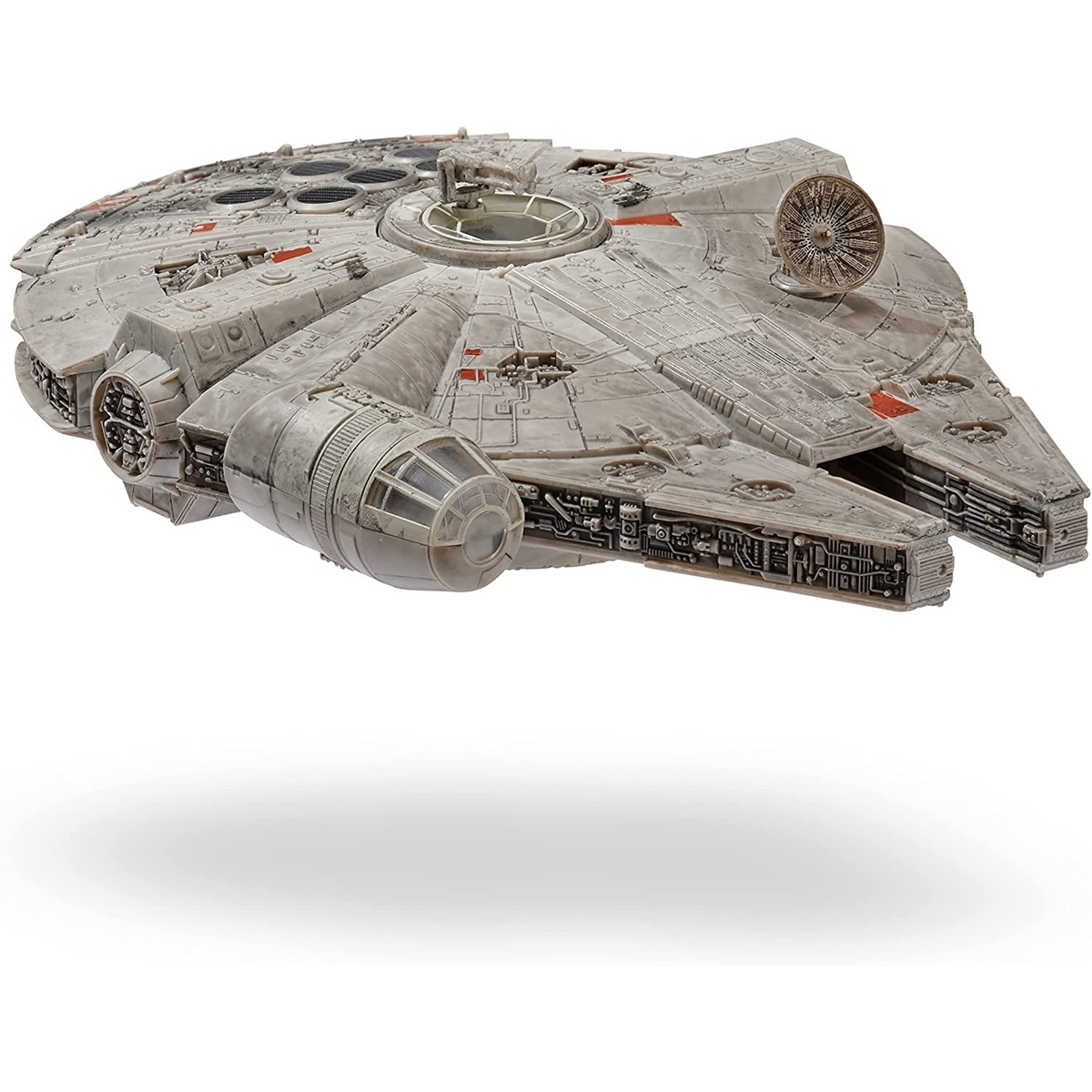 Un modelo de la nave espacial Halcón Milenario, gris, con detalles rojos, volando en el espacio.