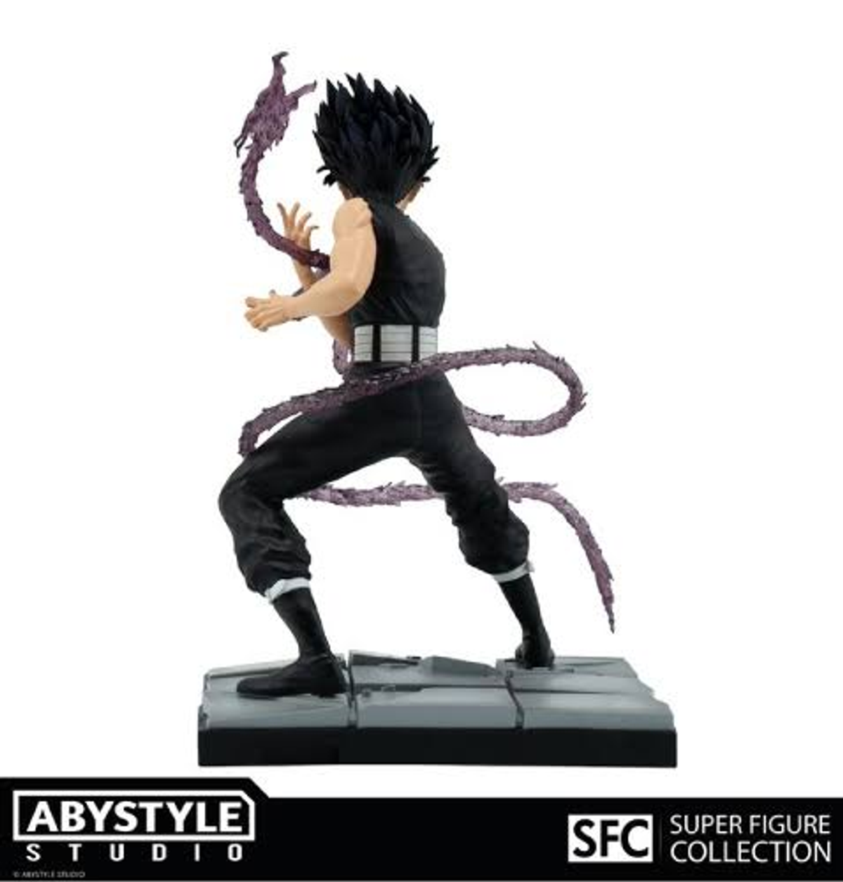 Anime-Figur mit schwarzem Outfit, hält eine lila Energiepeitsche, auf grauer Basis. Weißer Hintergrund.