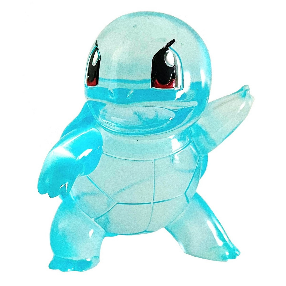 Una figura azul translúcida de Squirtle, en pose de carrera. La figura está sobre un fondo blanco.