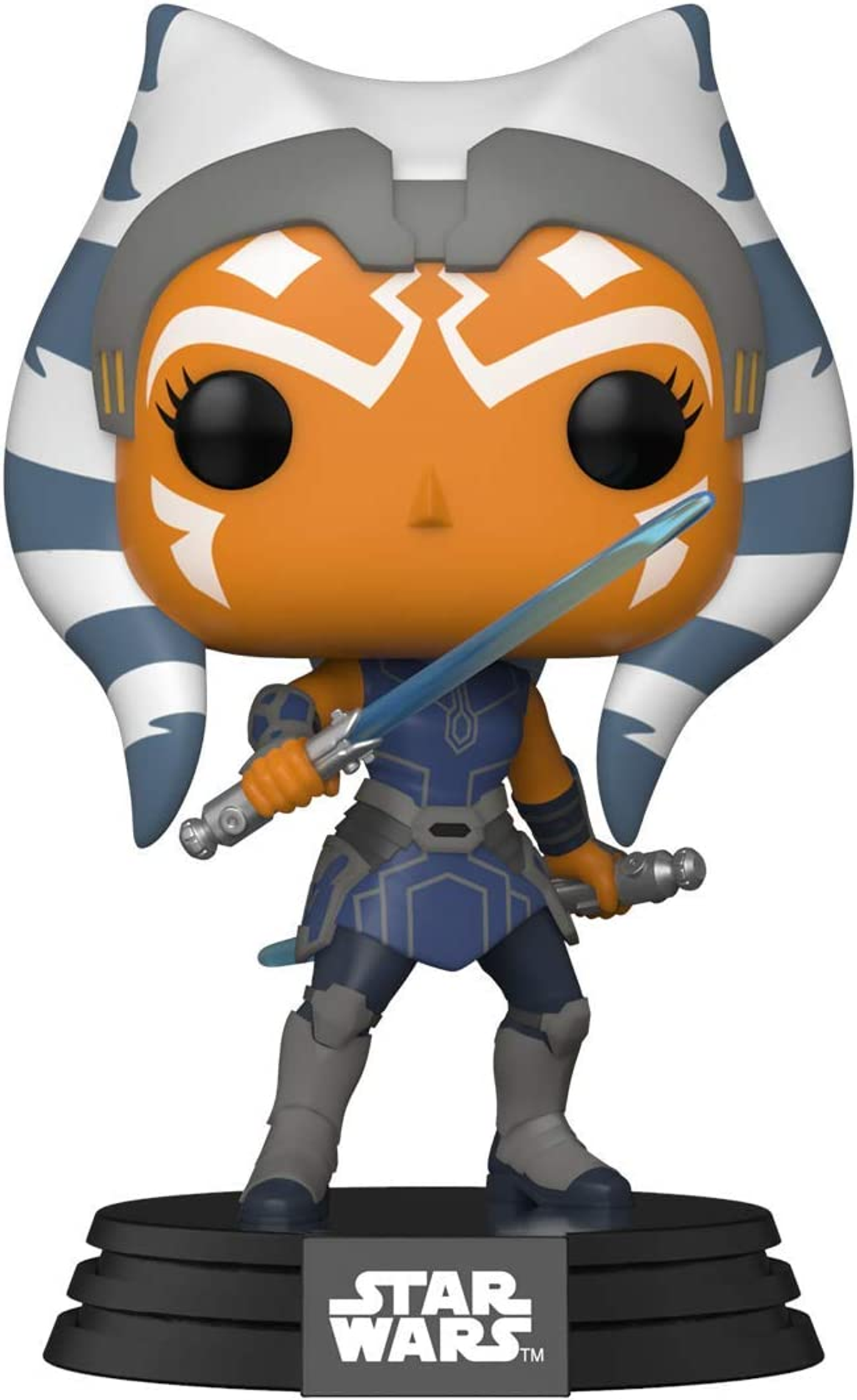 Funko Pop di Ahsoka Tano con spade laser, su base nera, logo Star Wars.
