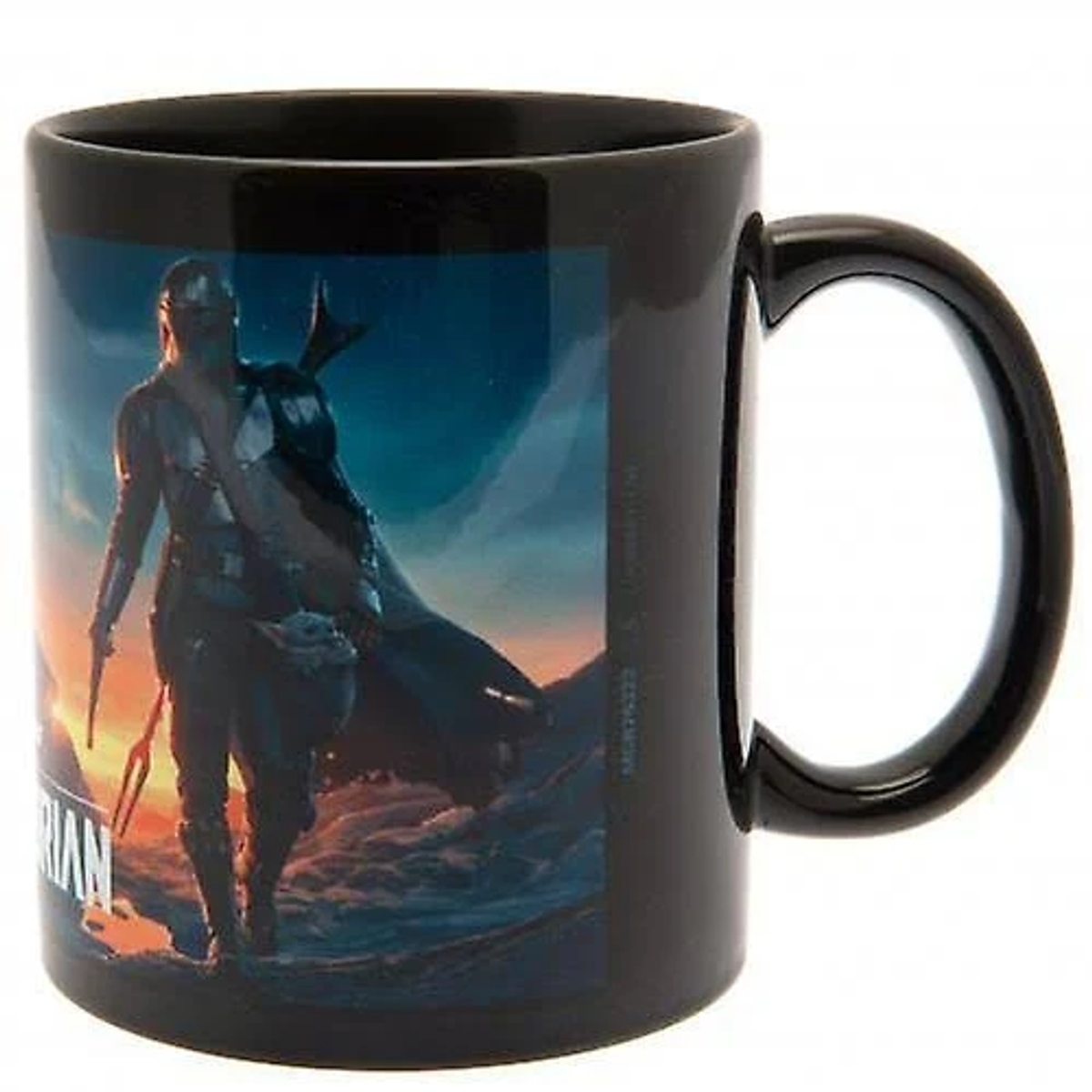 Taza negra con escena de Mandalorian, figura de Mandalorian, fondo de puesta de sol.