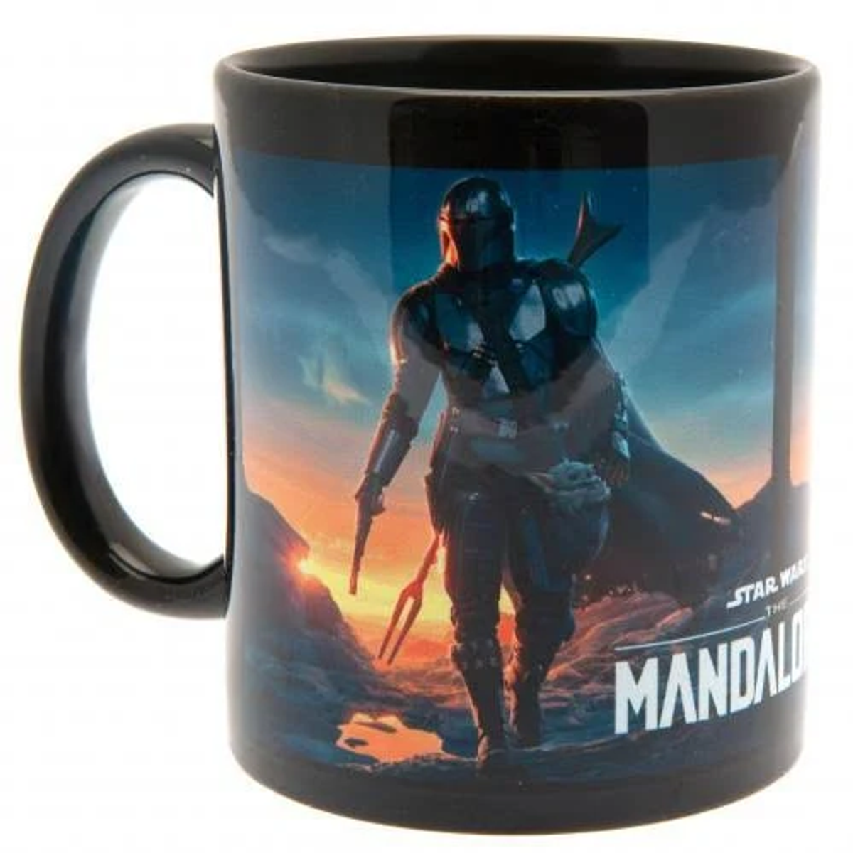 Taza negra con The Mandalorian, en un paisaje al atardecer.