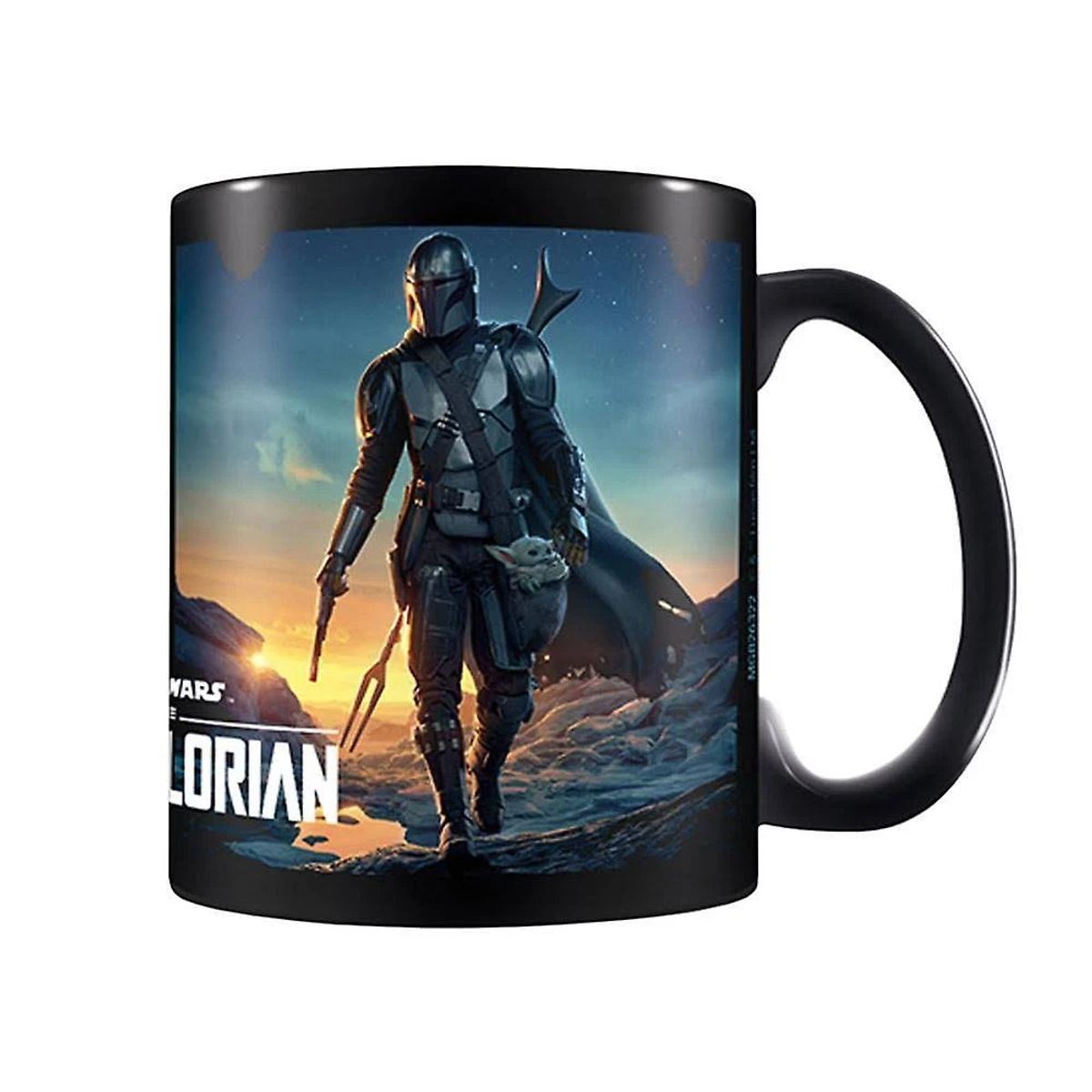 Una taza negra con The Mandalorian. La imagen muestra al personaje con armadura y a Baby Yoda.