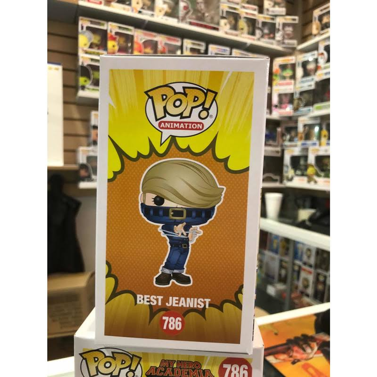 Funko Pop! figura di Best Jeanist, con scatola, su uno scaffale del negozio con altre figure.