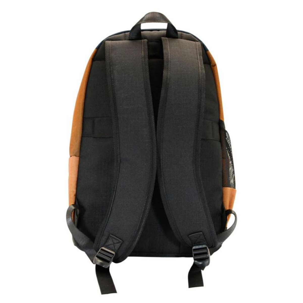 Una mochila negra con detalles naranjas y negros, vista desde atrás.