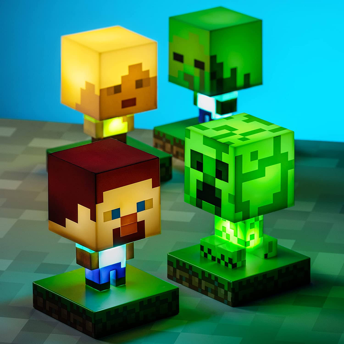 Lámparas de Minecraft de Steve, Creeper y otros. Son cuadrados y están muy iluminados.
