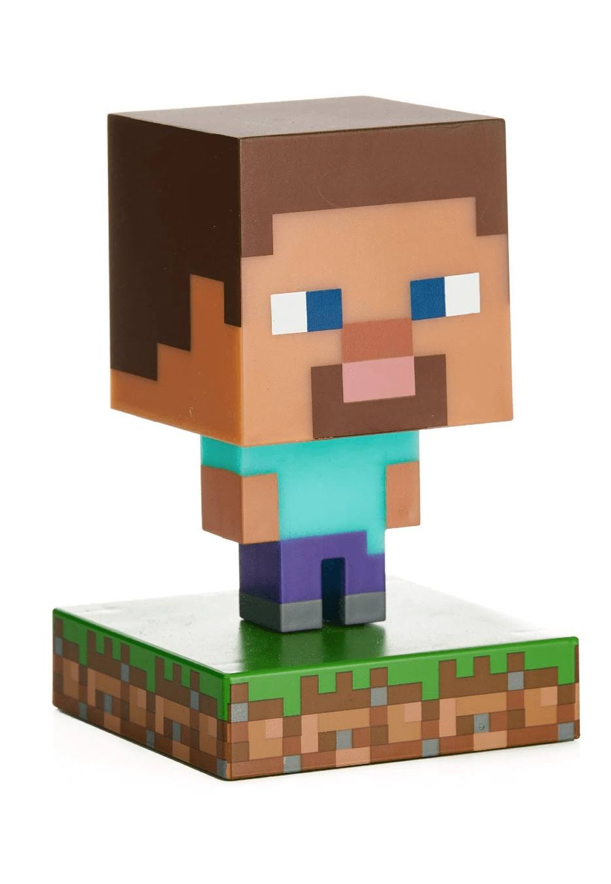 Figura de Steve de Minecraft. Cabeza pixelada, camisa azul y pantalones morados. Base verde.