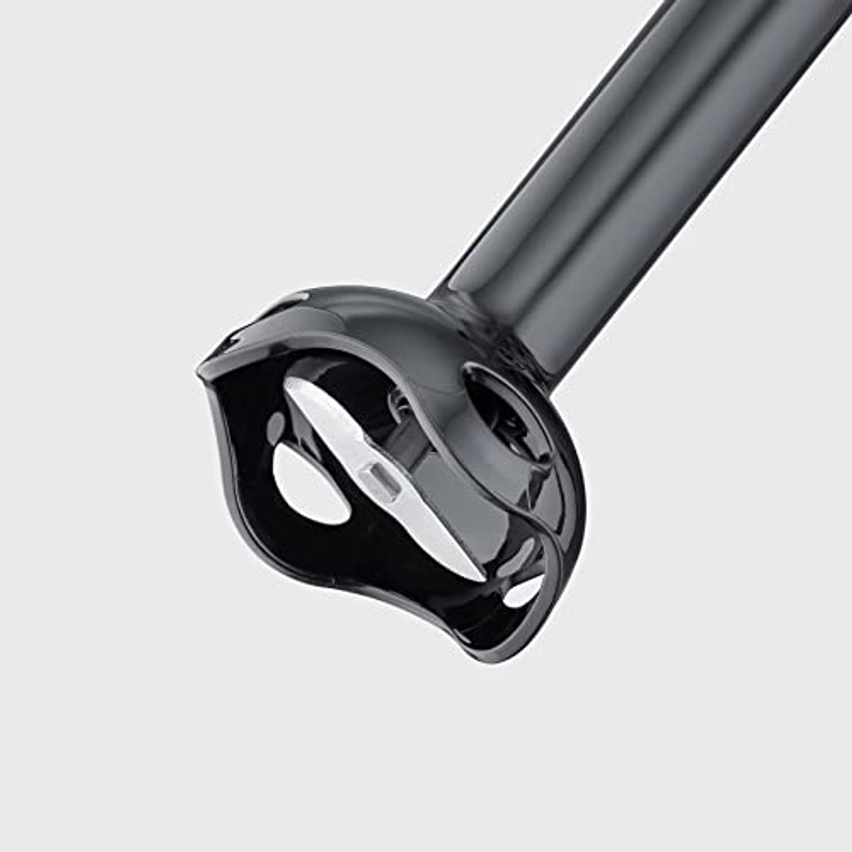 Czarna głowica blendera ręcznego. Obudowa ostrza ma dwa owalne otwory.