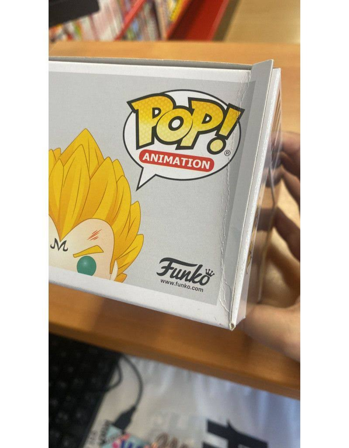 Funko Pop doos met Vegeta's gezicht en het merklogo. Hoek van de doos is licht beschadigd.