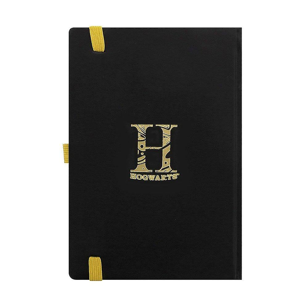 Schwarzes Notizbuch mit goldenem Hogwarts-Logo. Goldener Lesezeichen. Schwarzer Hintergrund mit goldenen Details.