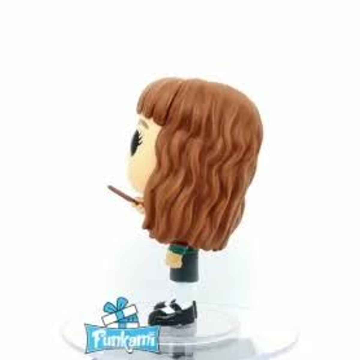 Vista laterale di una figura Funko Pop di Hermione Granger con una bacchetta. Ha i capelli castani.