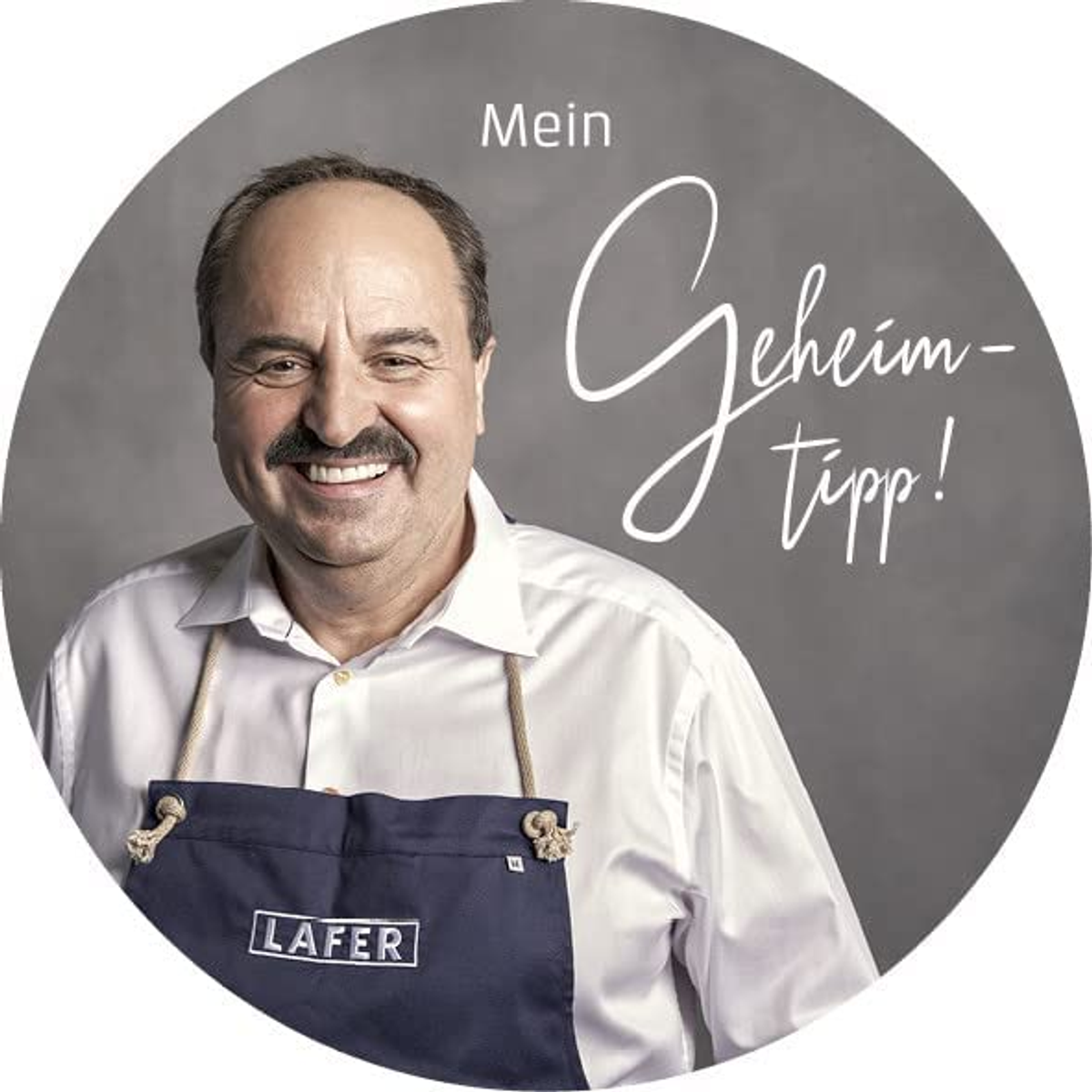 Ein Mann mit Schnurrbart in einer Küchenschürze mit deutschem Text: Mein Geheimtipp!