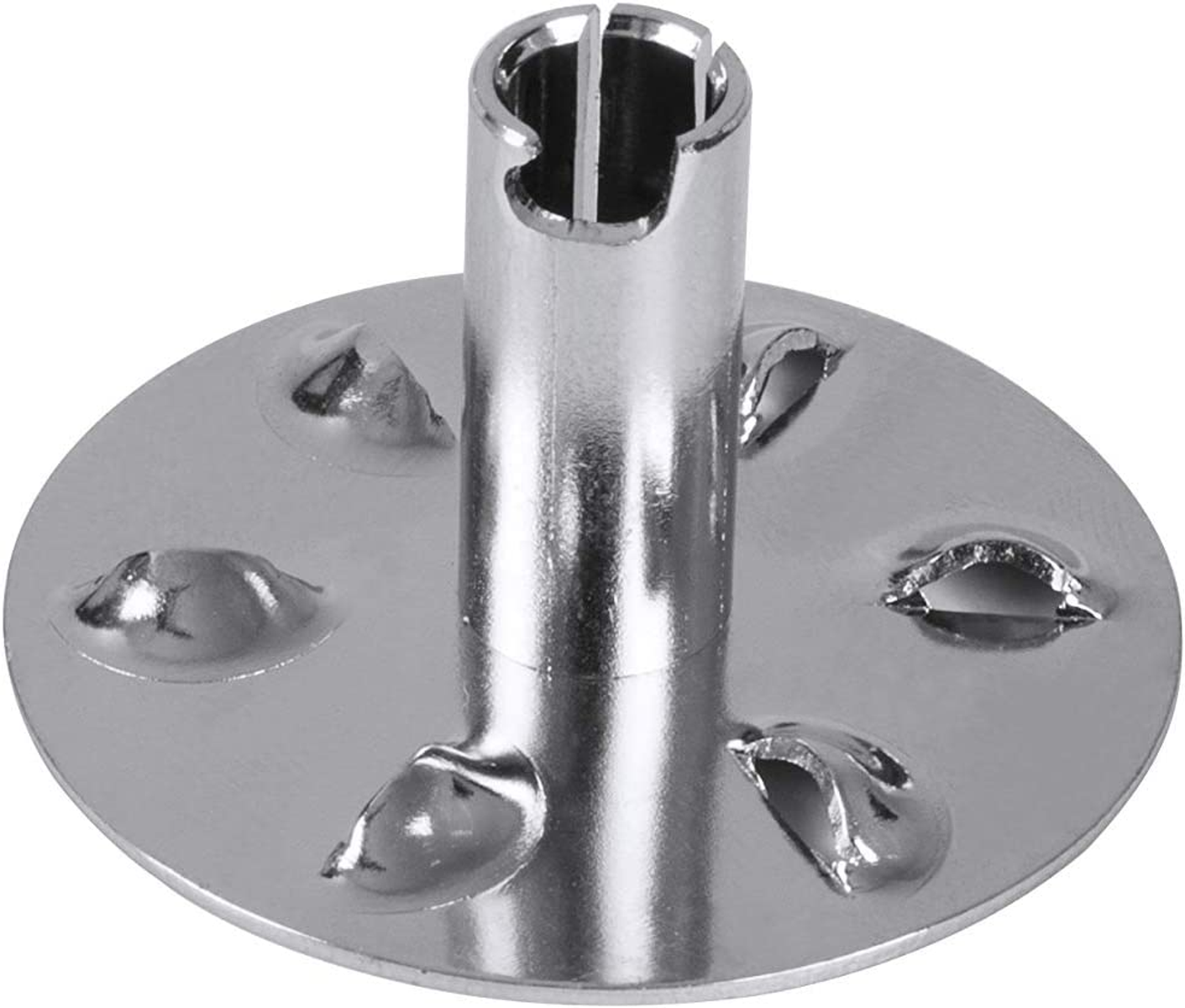 Silbernes Küchengerät aus Metall. Kreisförmige Basis mit Aussparungen. Weißer Hintergrund.