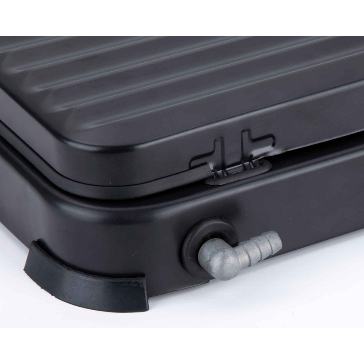 Base de electrodoméstico de cocina negra con salida de agua. El aparato está cerrado y tiene una superficie acanalada.