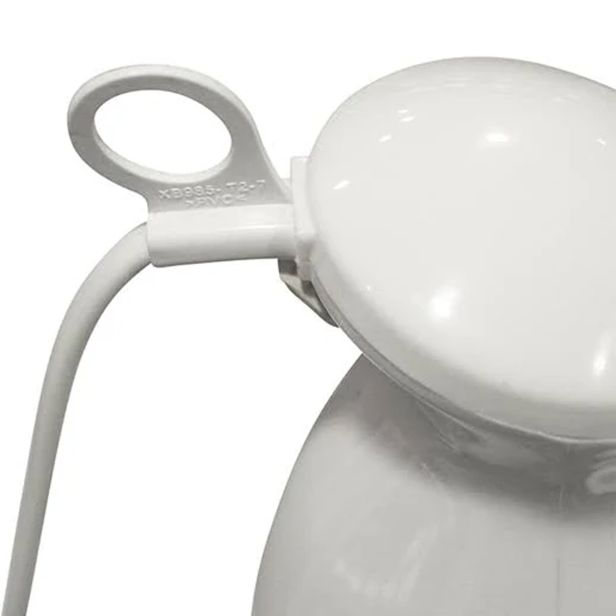 Oggetto di plastica bianca, probabilmente parte di un elettrodomestico. Anello in alto, tubo attaccato.