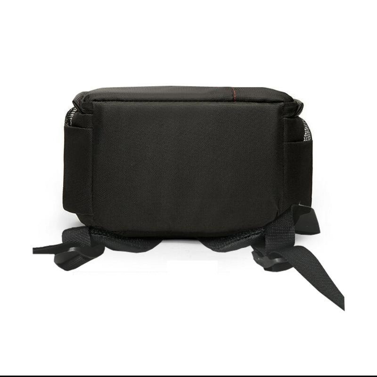 Mochila negra con correas y hebillas. La bolsa tiene dos bolsillos laterales y una raya roja.