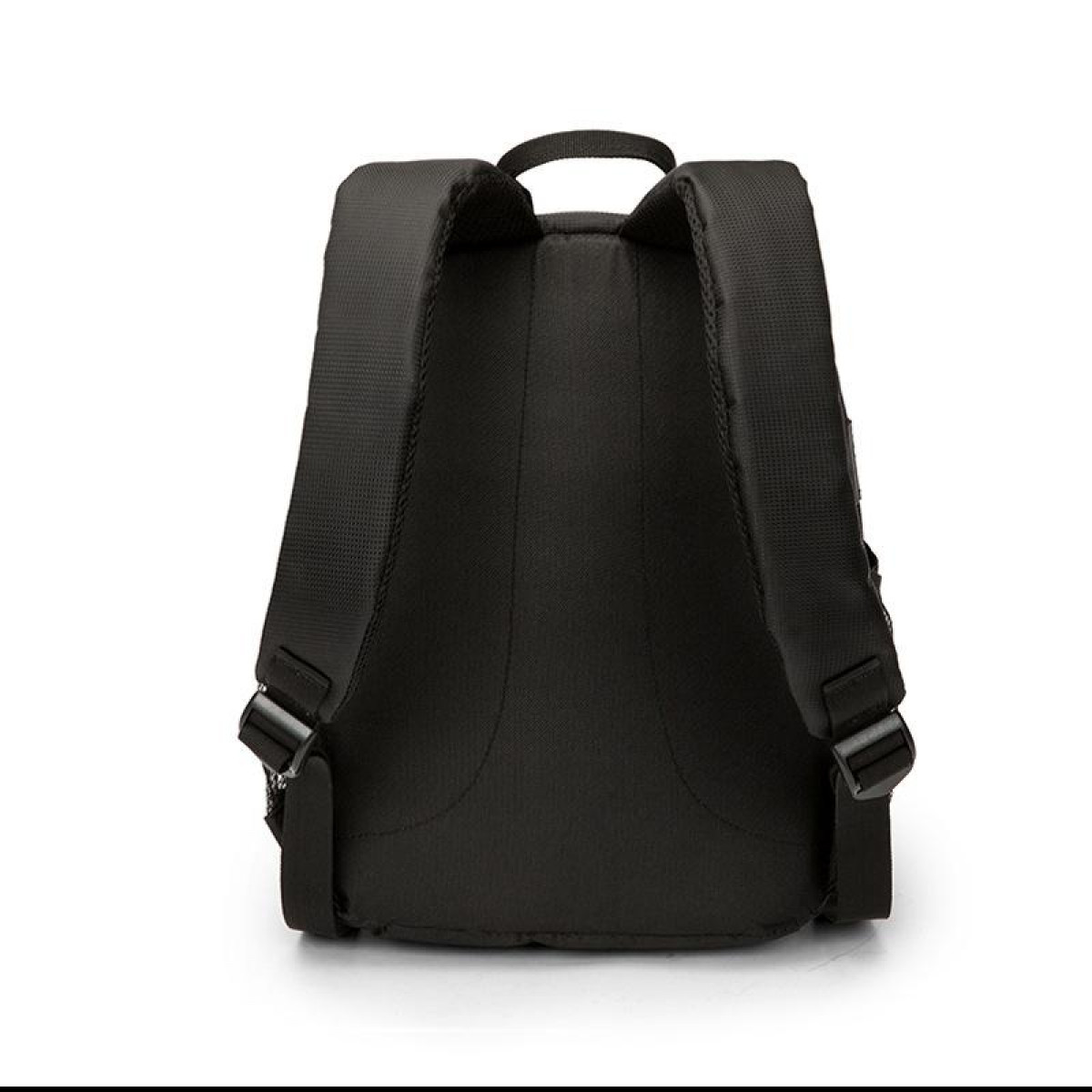 Mochila negra con dos correas para los hombros y un asa. Está sobre un fondo blanco.