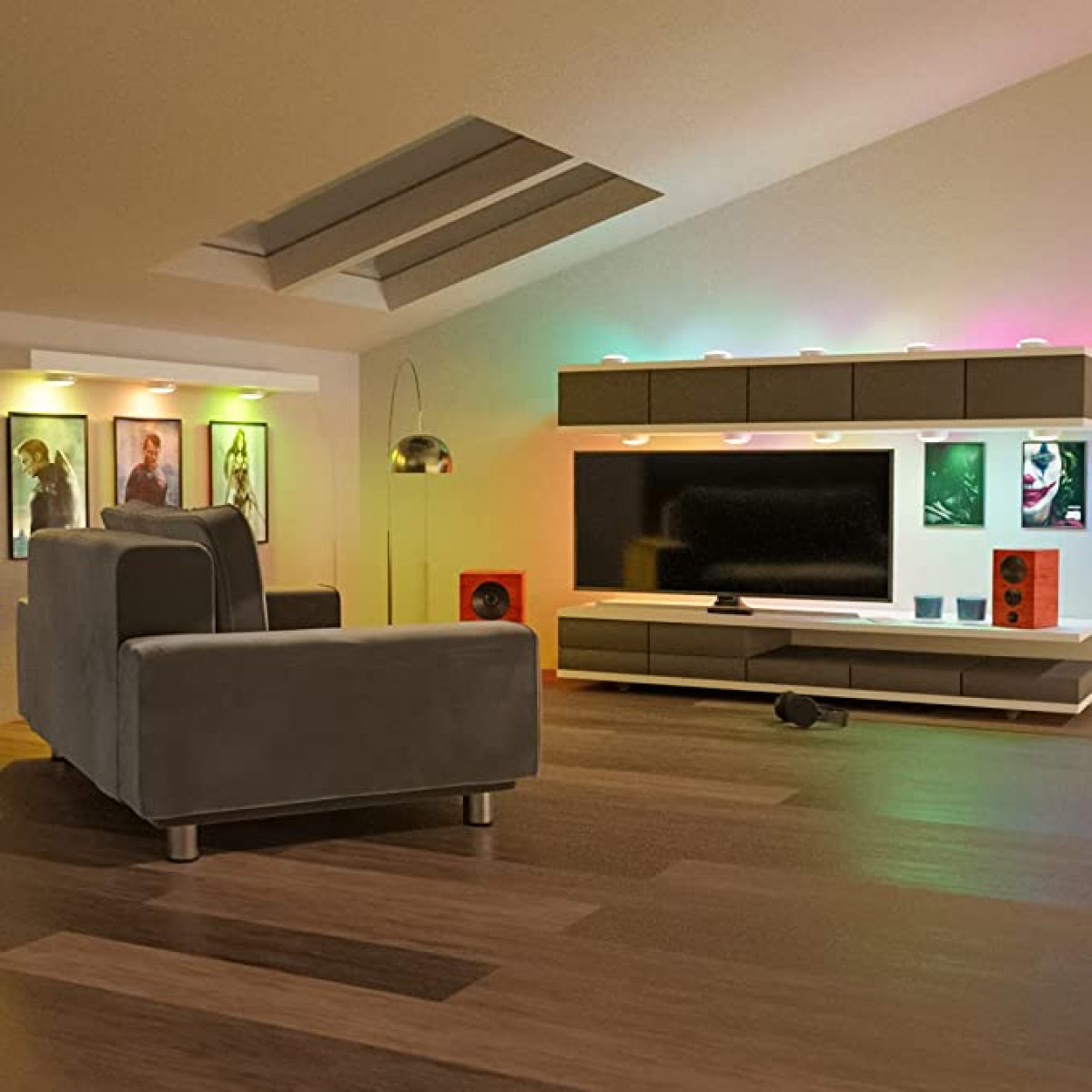 Ein Wohnzimmer mit moderner Einrichtung. Ein graues Sofa, Kunstwerke und ein Fernseher sind die Hauptelemente.