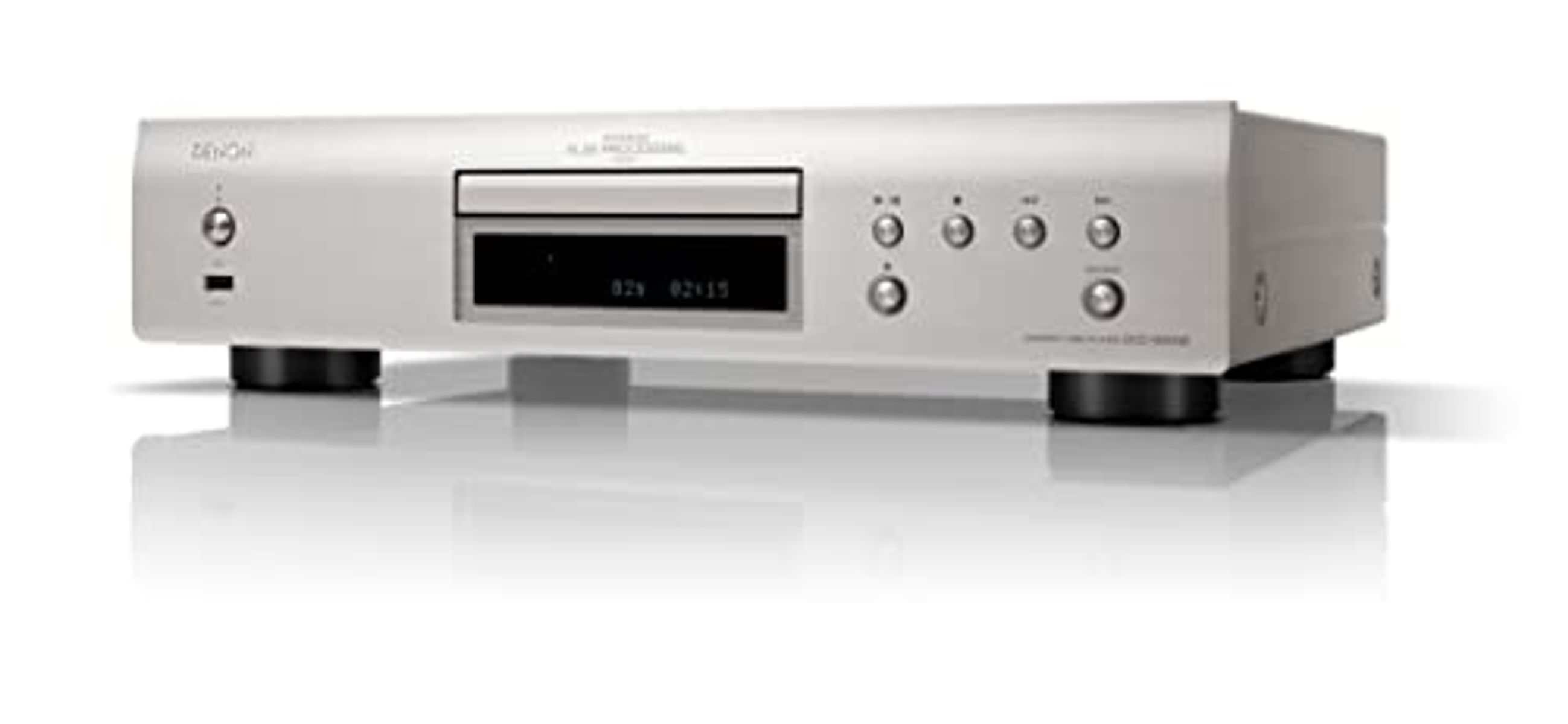 Silberner CD-Player auf weißer Oberfläche. Er hat ein schwarzes Display und Knöpfe.