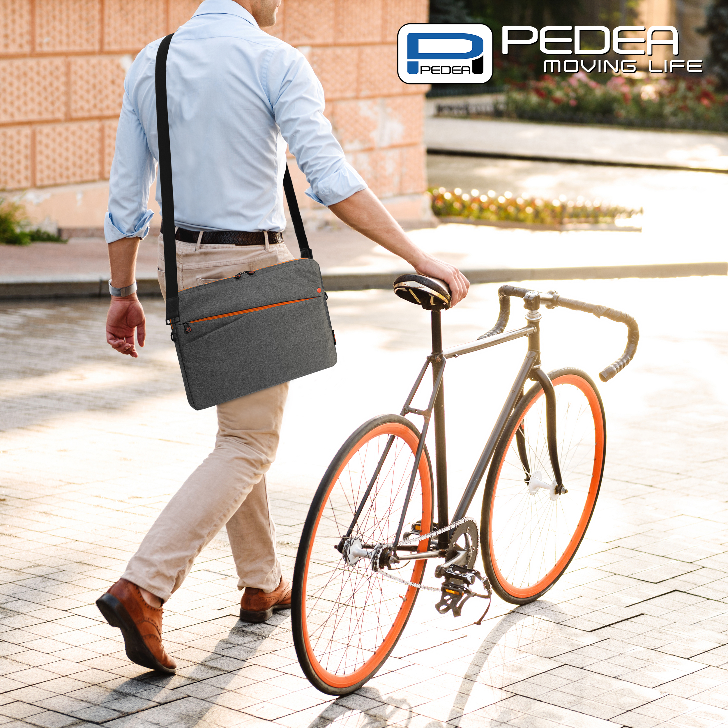 Mann geht mit grauer Tasche und Fahrrad. Das Fahrrad hat orangefarbene Räder.