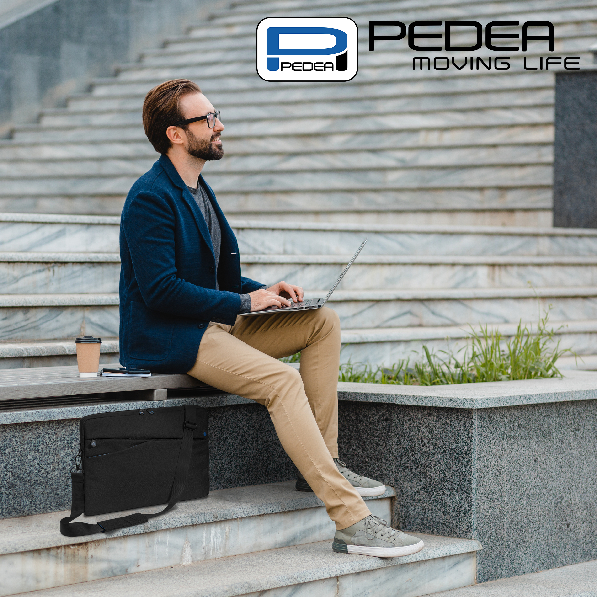 Mann mit Brille sitzt auf Treppe, arbeitet am Laptop. Schwarze Tasche daneben. Draußen.