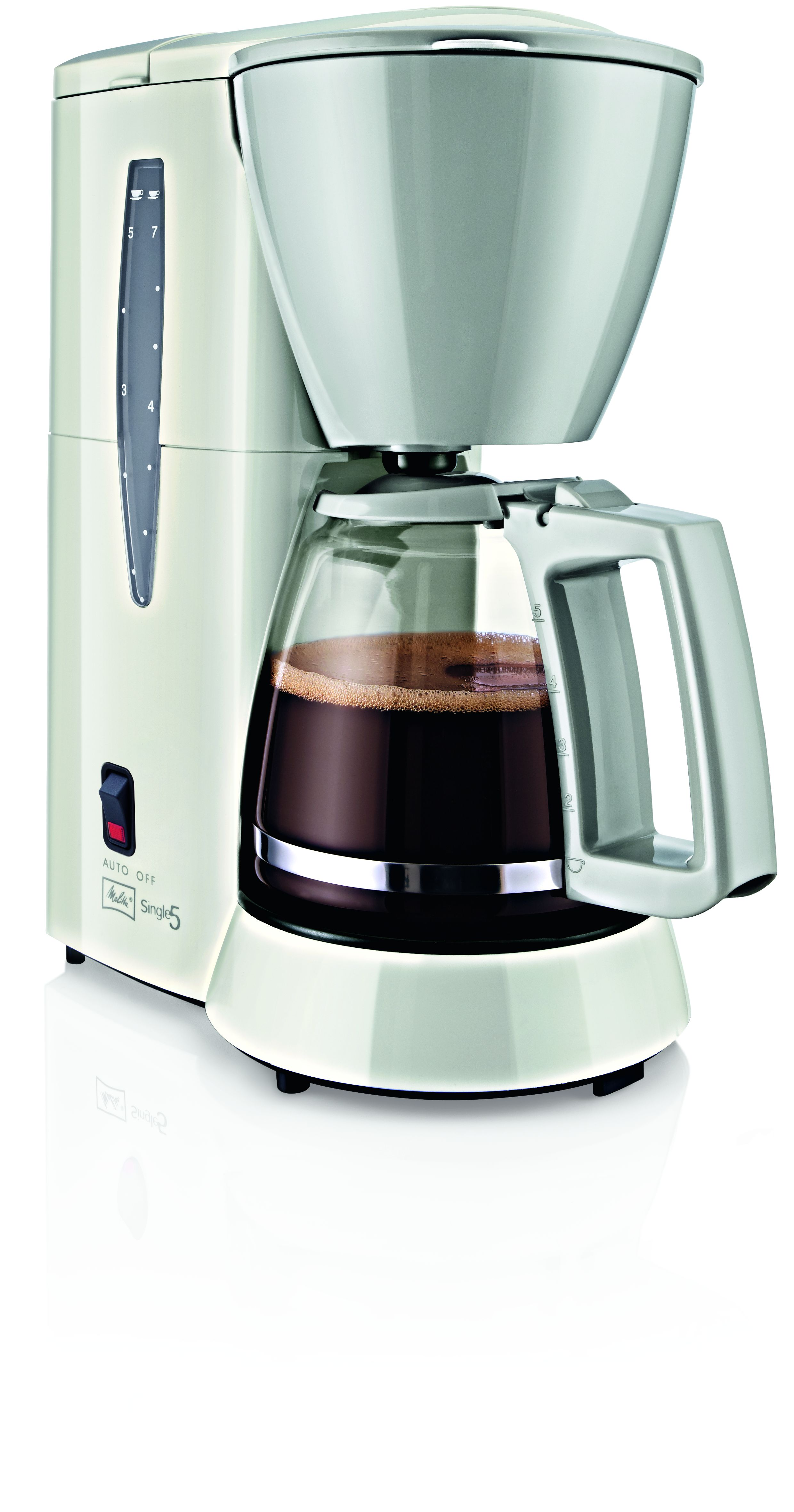 Kremowy ekspres do kawy ze szklanym dzbankiem wypełnionym kawą. Posiada wskaźnik poziomu wody i włącznik/wyłącznik.