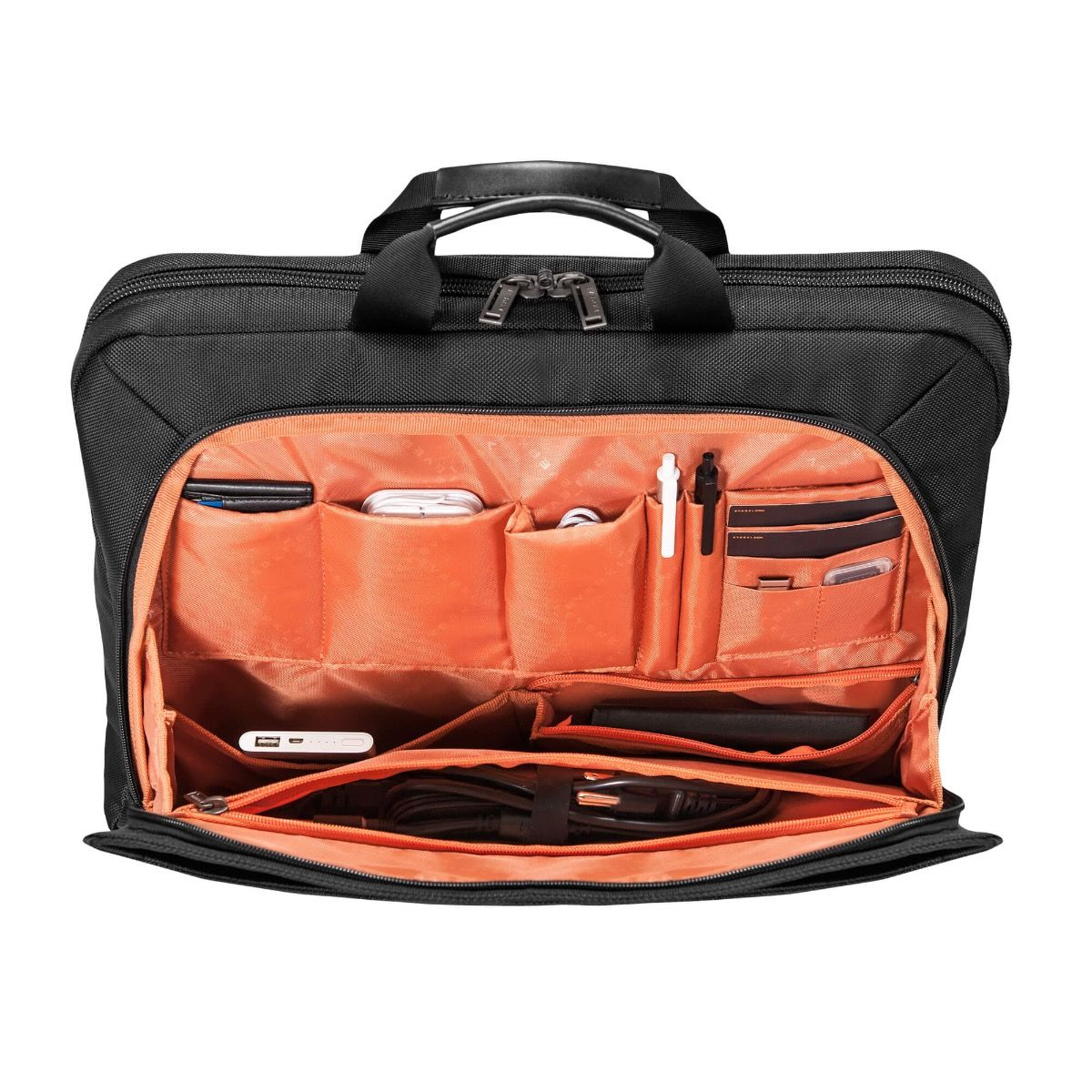 Offene schwarze Laptoptasche mit orangefarbenem Innenraum. Enthält Taschen, Kabel, Stifte und einen Laptop.