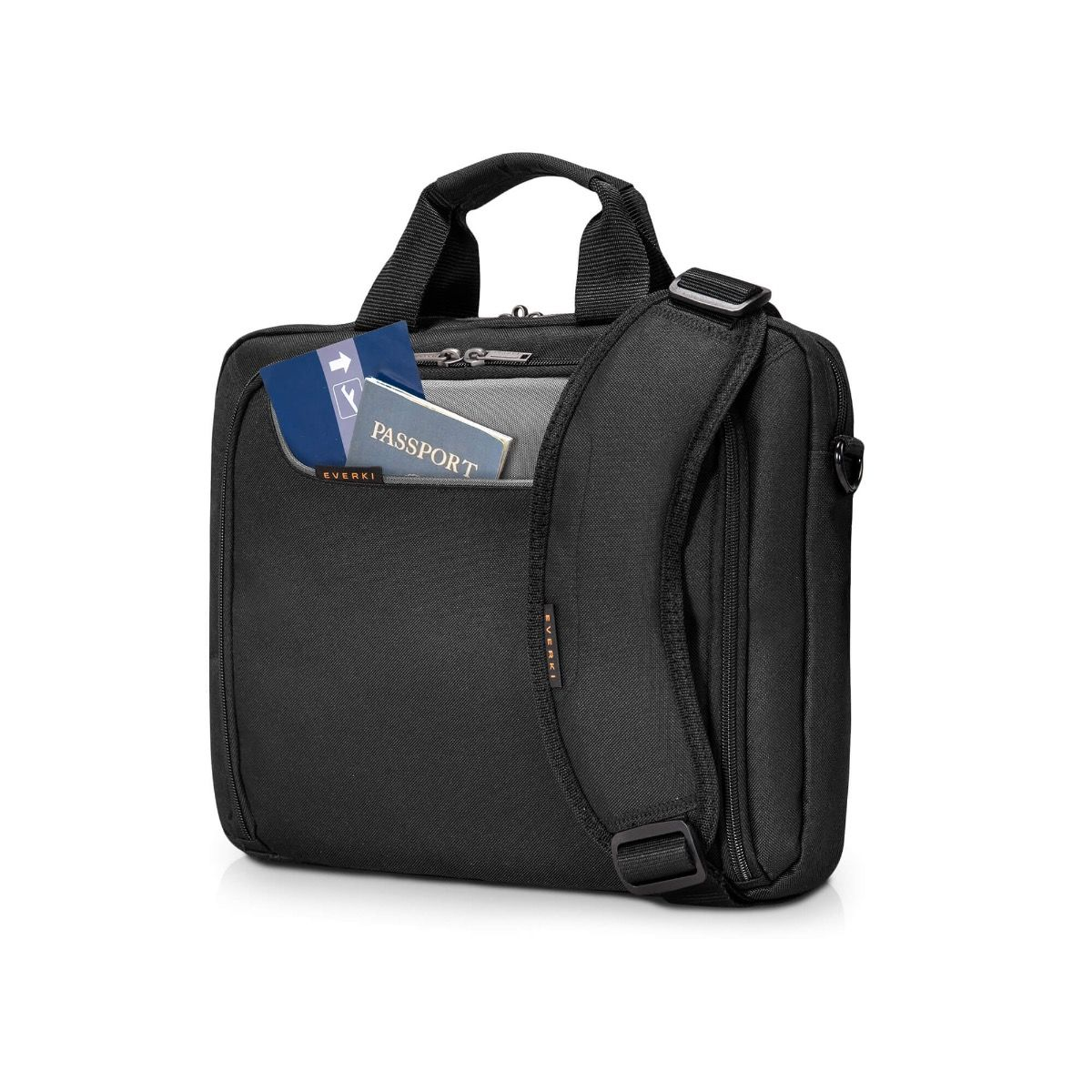 Eine schwarze Geschäftstasche mit einem Reisepass und einer Bordkarte in der Vordertasche, auf weißem Untergrund.