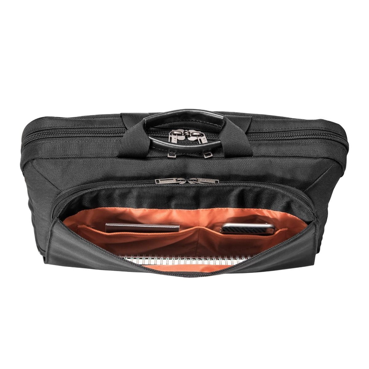Schwarze Aktentasche geöffnet. Innen orangefarbene Taschen, ein Notizbuch und ein Telefon. Draufsicht.