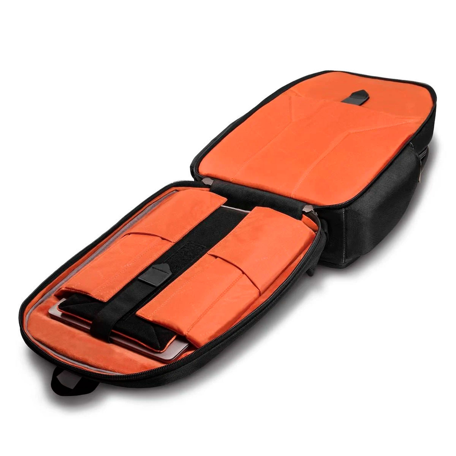 Schwarzer Rucksack offen, zeigt orangefarbenes Innere, mit Laptop und Zubehör.